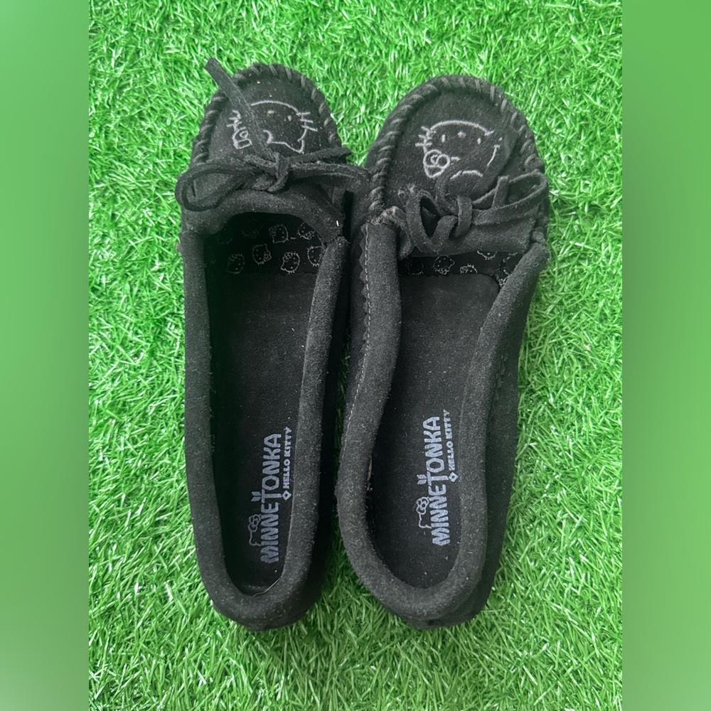 Minnetonka Black and‎ White Hello Kitty Moccasins Size 6